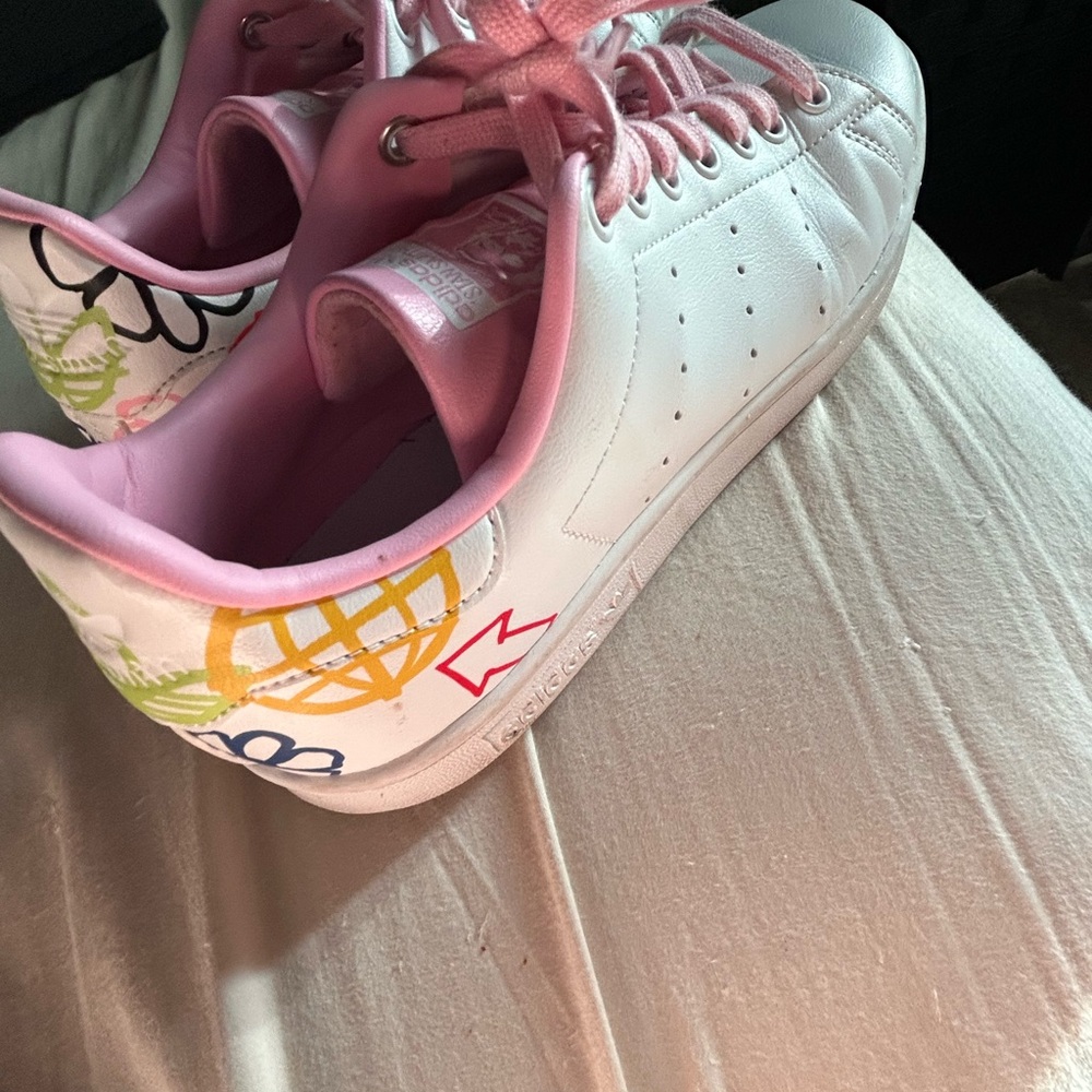 Adidas White and Pink Sneakers with Minimalist Design - Picture 6 of 8